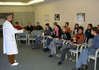 [Foto] Chefarzt Dr. Prönnecke im Marienstift Braunschweig informiert die Jugendlichen über die Arbeit im Krankenhaus im Januar 2006