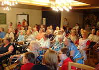 [Foto] Auftritt im Frühjahr 2005 in Bethanien: 70 Senioren und 40 Schüler singen und musizieren