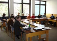 [Foto] Die Bundestagsabgeordneten Eckhart von Klaeden (MdB) und Carsten Müller (MdB)diskutieren mit Schülern der Christophorusschule im März 2006
