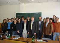 [Foto] Die Bundestagsabgeordneten Eckhart von Klaeden (MdB) und Carsten Müller (MdB) bekommen von den Schülern des CJD Braunschweig im März 2006 das Projekt vorgestellt.