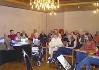 [Foto] gemeinsame Probe mit mehr als 60 alten und jungen Teilnehmern, Januar 2005